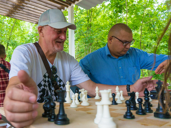 В Курске на Новой Боевке открылся шахматный сквер