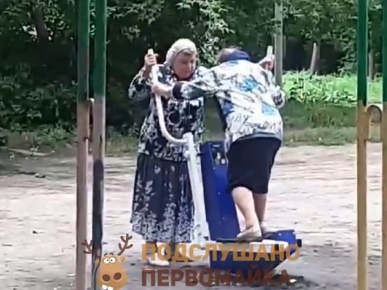 Бабушки освоили уличные тренажеры в Первомайском районе Новосибирска
