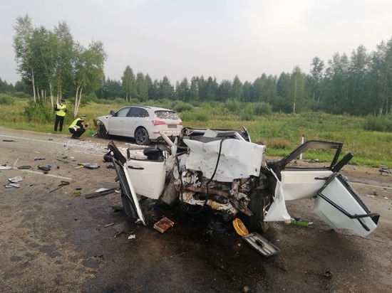 У ВАЗ оторвало крышу после ДТП на свердловской трассе: водитель погиб