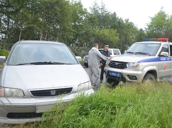 Водитель минивэна ехал по Магадану задним ходом