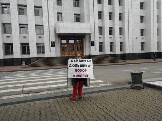 Восьмидесятилетняя дольщица вышла на пикет к зданию правительства в Хабаровске