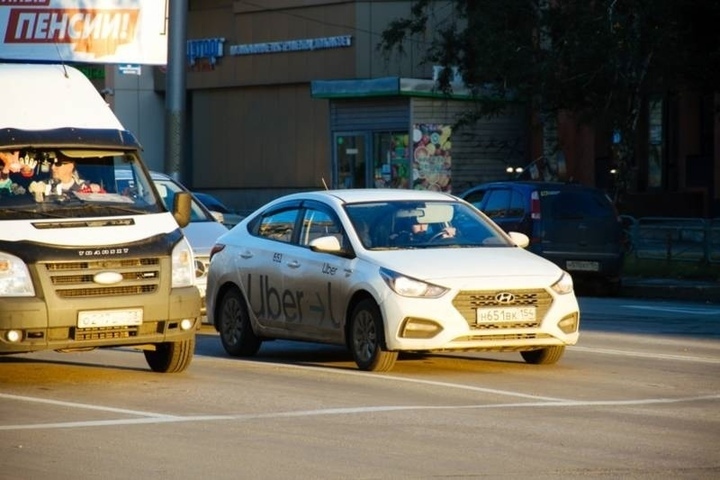 Такси Омск. Фото такси в Омске. Корпоративное такси Омск. Машина из MC Taxi. Водитель такси омск