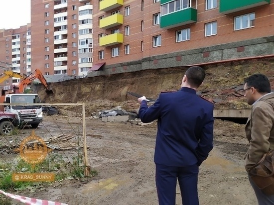 В Красноярске завели дело после обрушения стены на автомобили из-за ливня