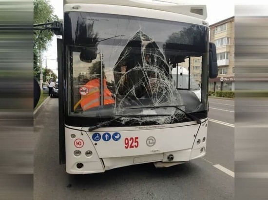 В Чебоксарах троллейбус без тормозов протаранил пассажирский микроавтобус