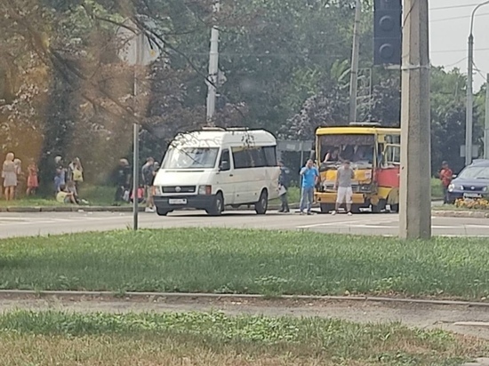 В аварии на макеевском шоссе пострадали пассажиры автобуса: ФОТО