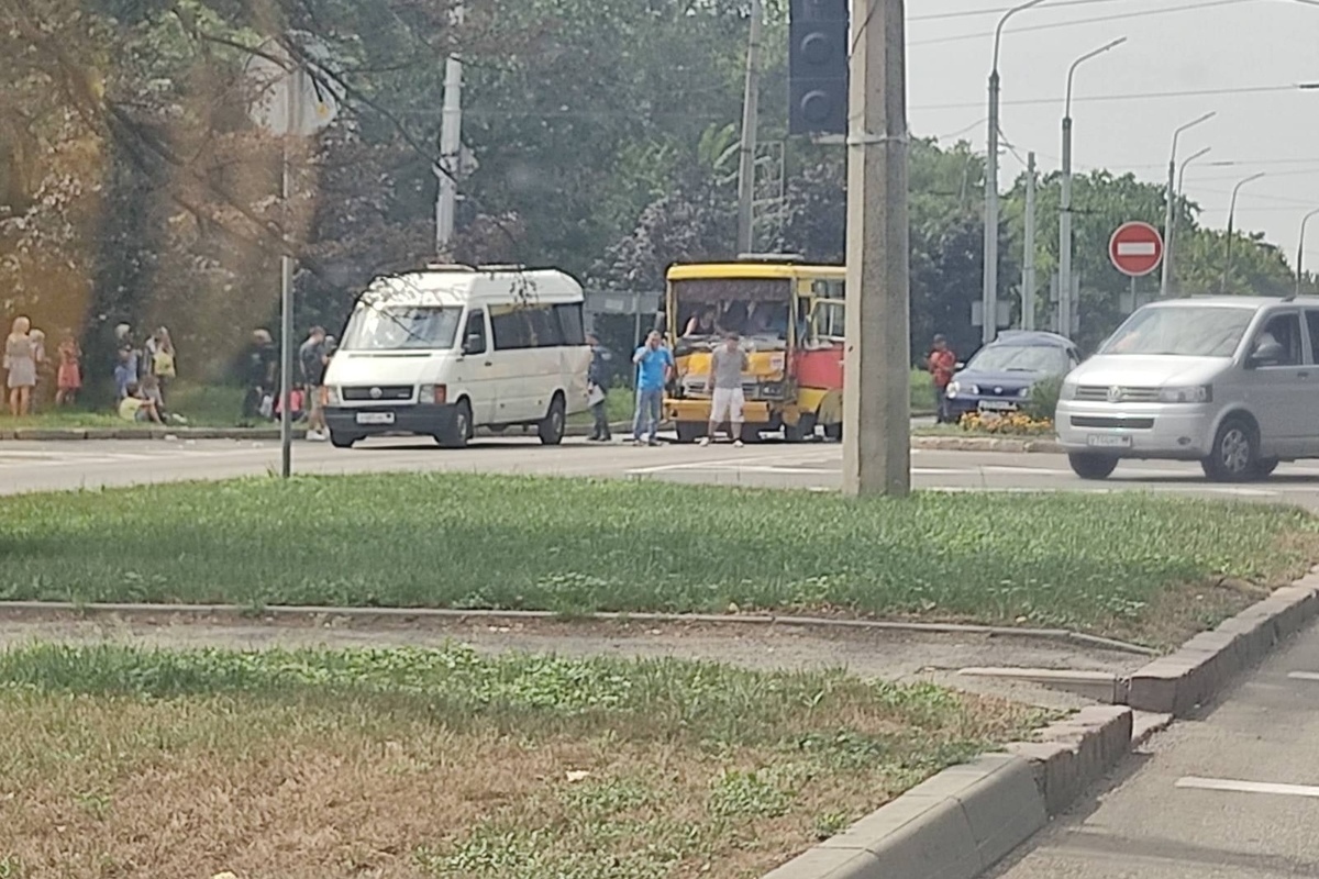 В аварии на макеевском шоссе пострадали пассажиры автобуса: ФОТО - МК  Донбасс