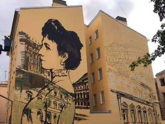 Дом на Лиговском проспекте украсило легальное граффити с Матильдой Кшесинской