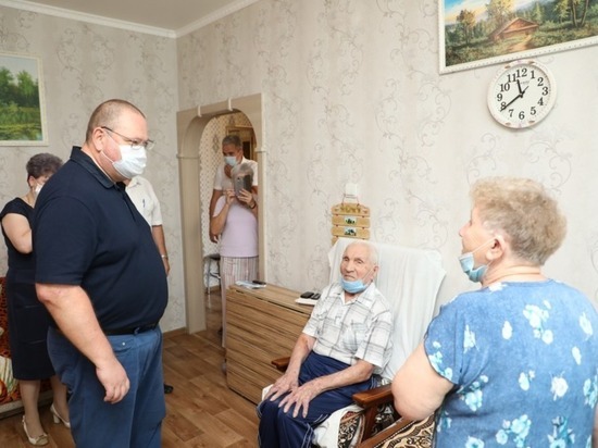 Олег Мельниченко пообщался с ветераном о качестве воды