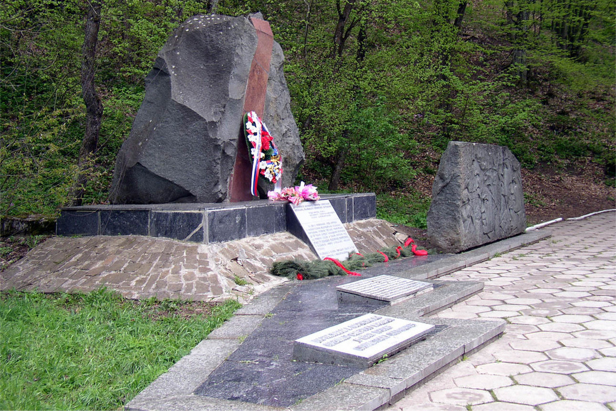 Новые люди в Крыму борются за возвращение таблички на мемориал  