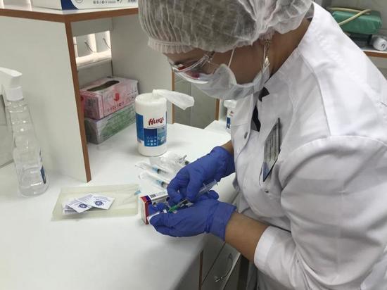 В Курской области на 10 августа полный процесс вакцинации прошли 242 033 человека