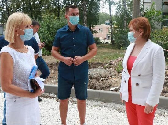 Мэр Рязани Сорокина проверила благоустройство дворов в Московском районе