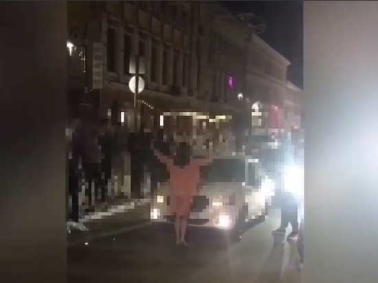 Полицейские разыскали танцоров, мешавших проезду по ул. Рождественской