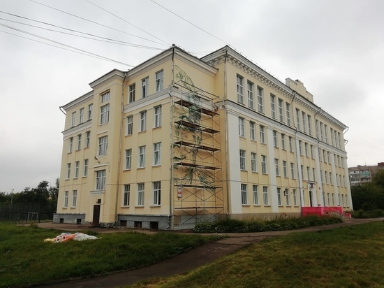 На здании школы в Смоленске создают граффити с Юрием Гагариным