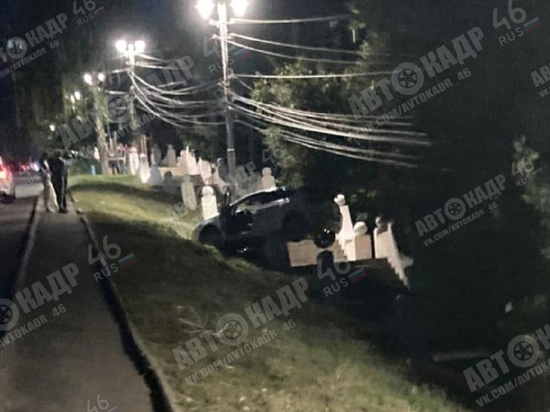 На улице Мирной в Курске машина залетела на пешеходную лестницу