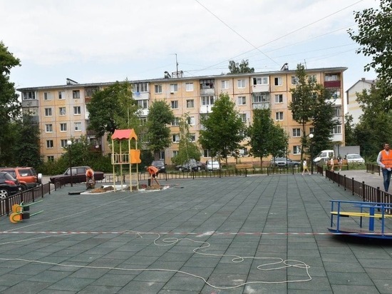 На улице Металлистов в Брянске завершилось благоустройство двора