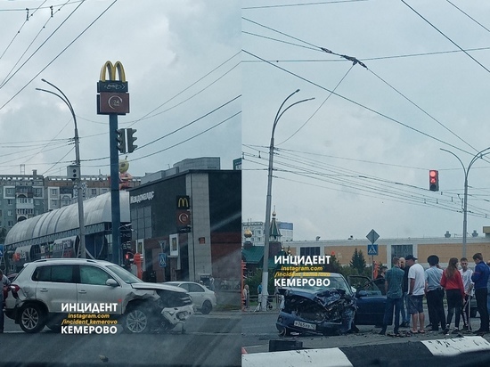 Жёсткая авария произошла возле кемеровского ТЦ