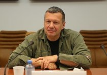 Телеведущий Владимир Соловьев впервые прокомментировал заявление актера Алексея Панина, который ранее пообещал выплатить 500 евро тому, кто плюнет «в рожу» журналисту