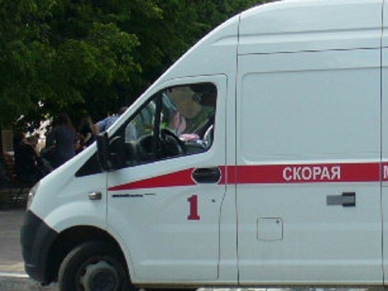Переходивший дорогу вне "зебры" пешеход угодил под колеса легковушки