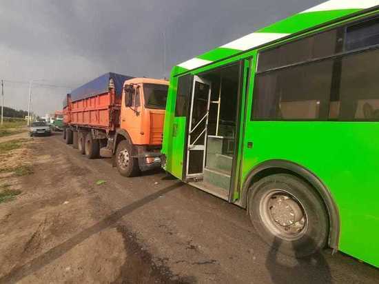 В Курской области 4 пассажира пострадали при столкновении КамАЗа и автобуса