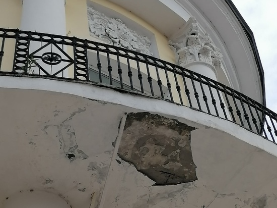 С исторического здания Рязанской областной Думы осыпалась штукатурка