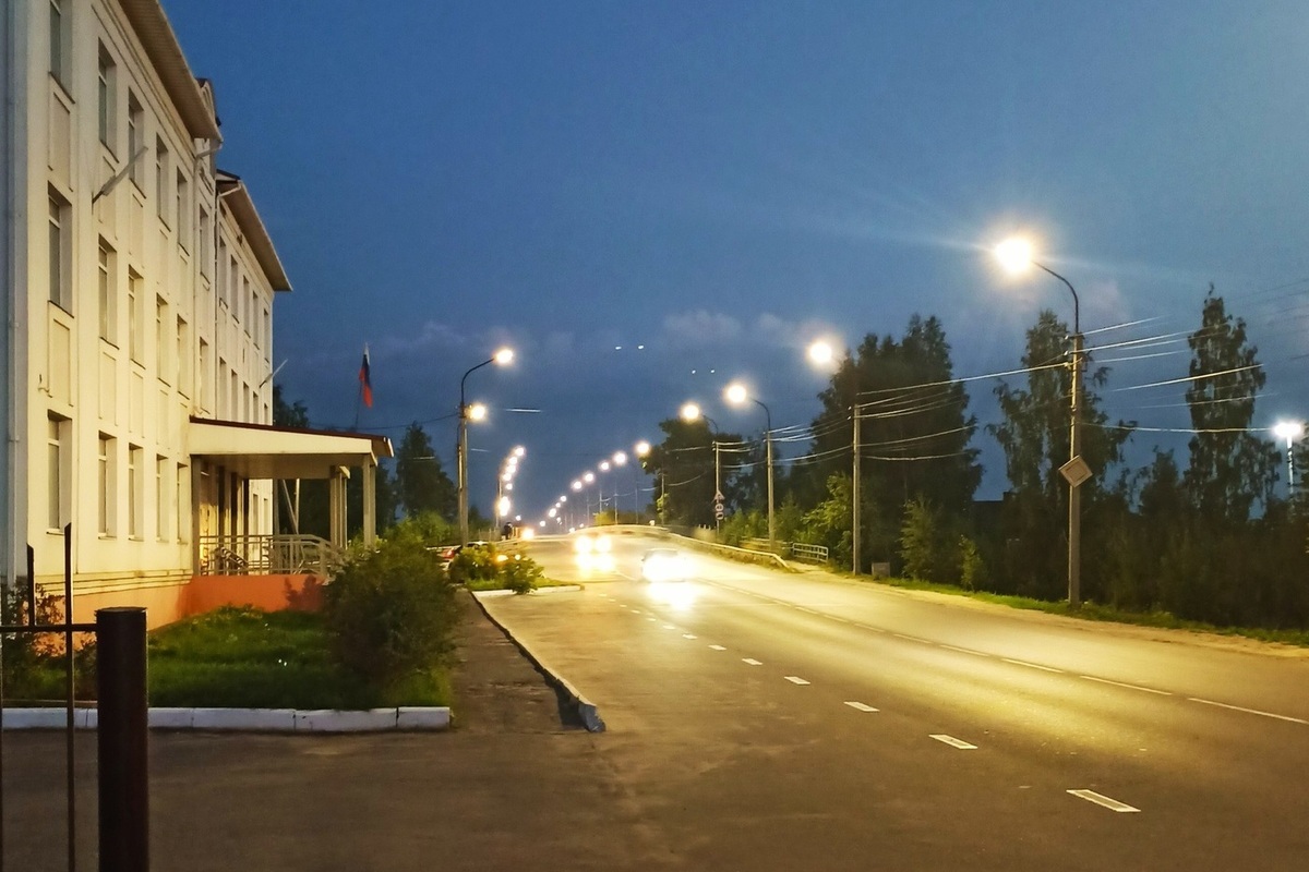 Специалисты Костромаэнерго установили новые светильники в городе Шарье