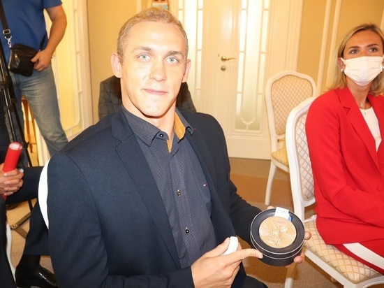 Михаил Вековищев показал калужанам свою медаль с Олимпиады в Токио