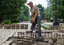 Алексей Кулемзин в своем телеграм-канале сообщил, что несмотря на дождливую погоду работы по благоустройству города продолжаются
