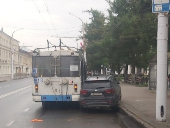 Костромские курьезы: троллейбус и легковушка не поделили место у остановки