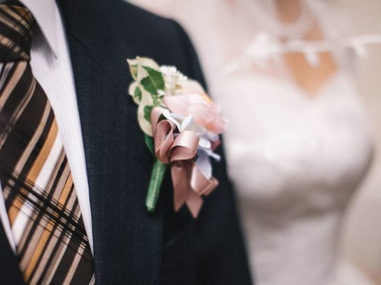 Стрелявшего на свадьбе в Петергофе жениха лишили медового месяца