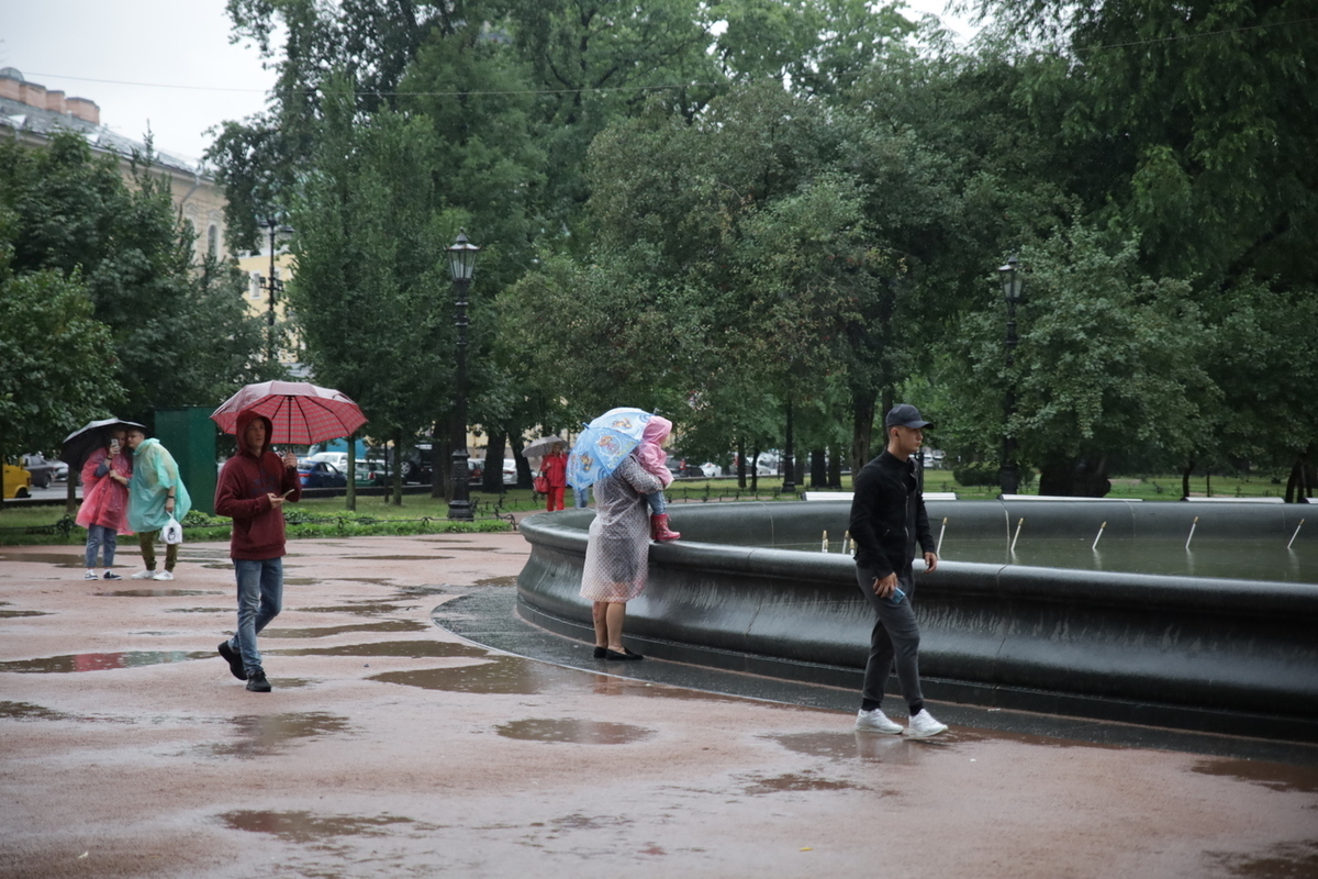 Когда закончится дождь спб сегодня по часам. Дождь в Петербурге. Ливень в Питере. Дождик в Питере.