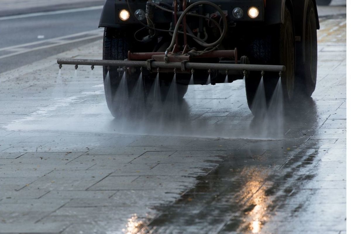 Грязь смываю. Смывать грязь с дороги. Road washing. Почему дождевая вода лучше смывает грязь.