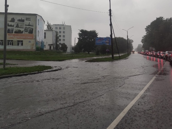 «Система ливневок запущена до безобразия»: Новгород из-за дождя превращается в Венецию