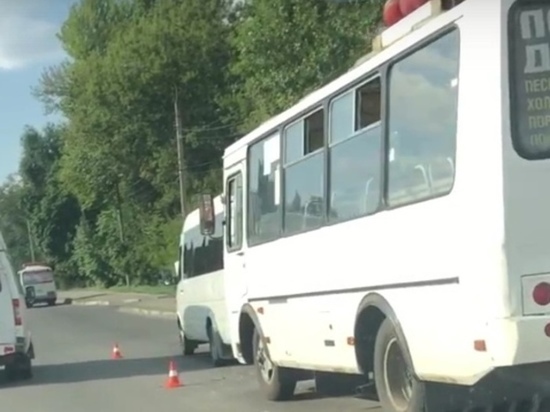 В Курске в массовом ДТП столкнулись две маршрутки и учебный автомобиль