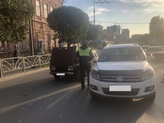 17-летняя девушка пострадала в ДТП в центре Екатеринбурга