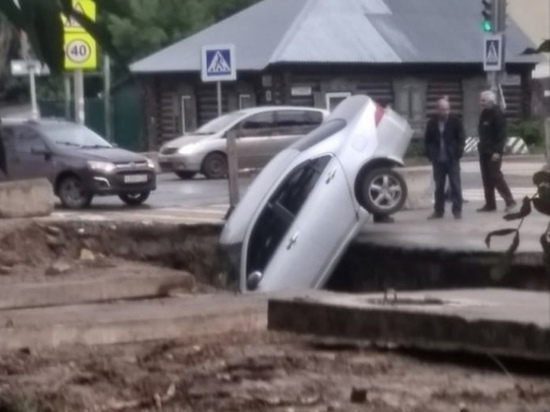 Автомобиль Honda Accord провалился в траншею в центре Томска