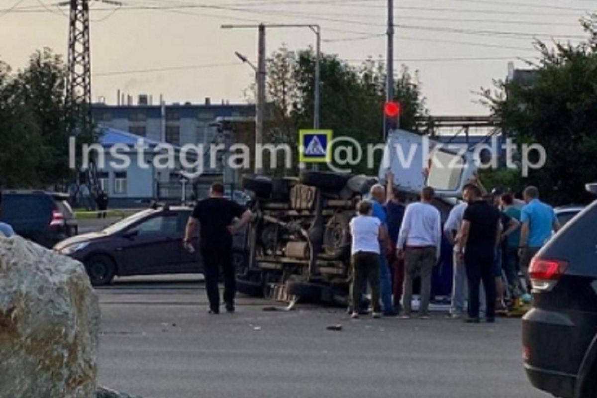 В Новокузнецке перевернулся попавший в ДТП автомобиль скорой помощи - МК  Кузбасс