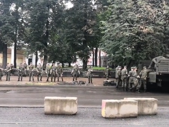 Ярославцы заподозрили военных в краже тротуарной плитки