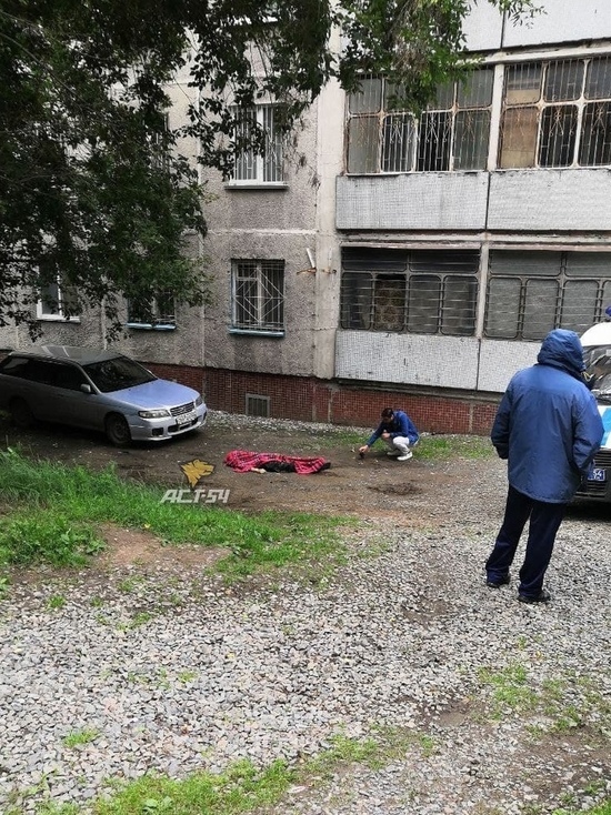 Мужчина выпал из окна многоэтажки на Гусинобродском шоссе в Новосибирске