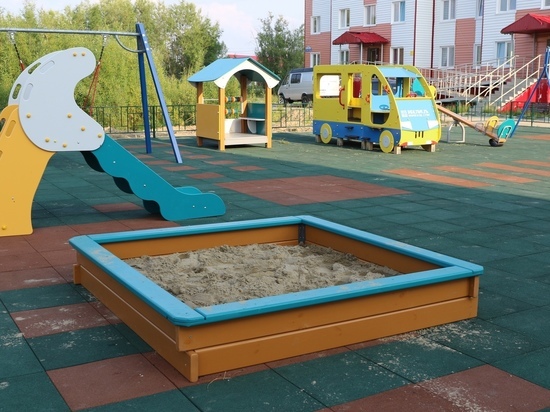 Безопасное покрытие и новые игровые комплексы появились на детских площадках в Красноселькупе