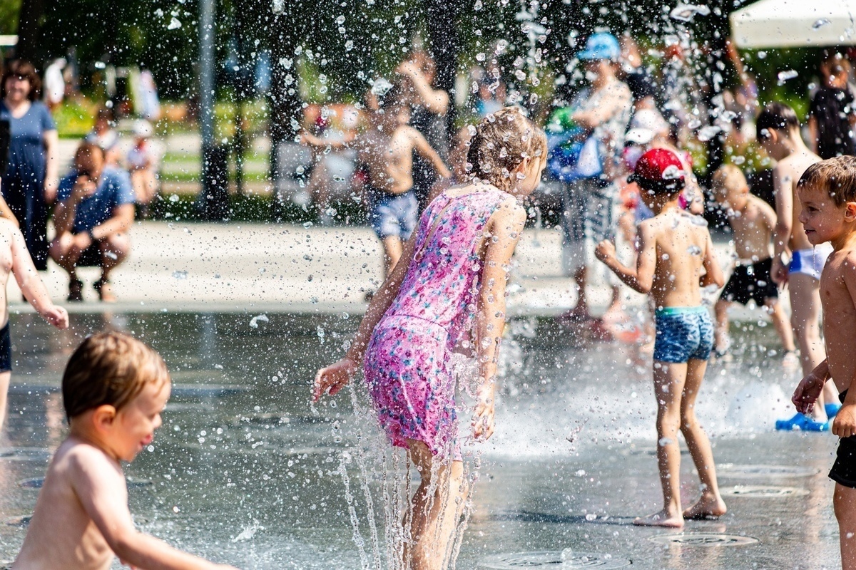 Каким будет лето в новосибирске. Жара в Новосибирске. Дети в городских фонтанах. Аномальная жара в Новосибирске. Новосибирск лето.