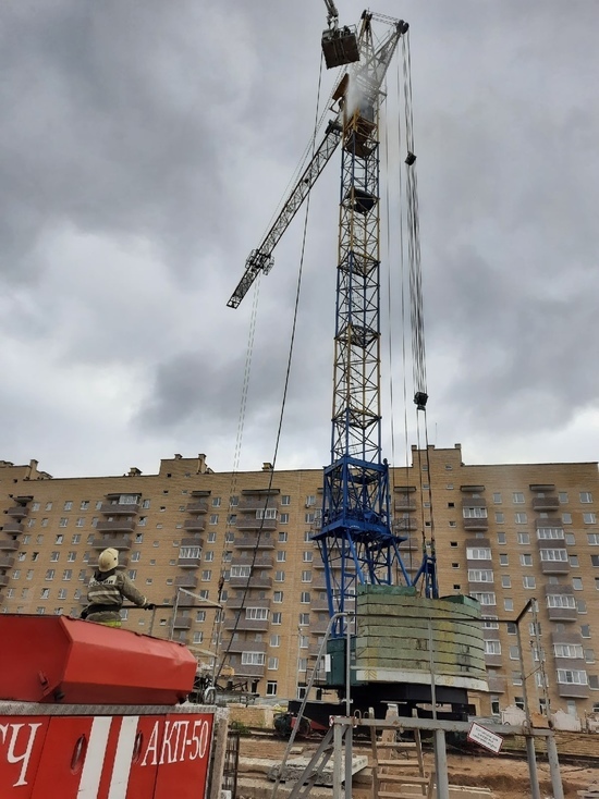 В Смоленске загорелась кабина крана