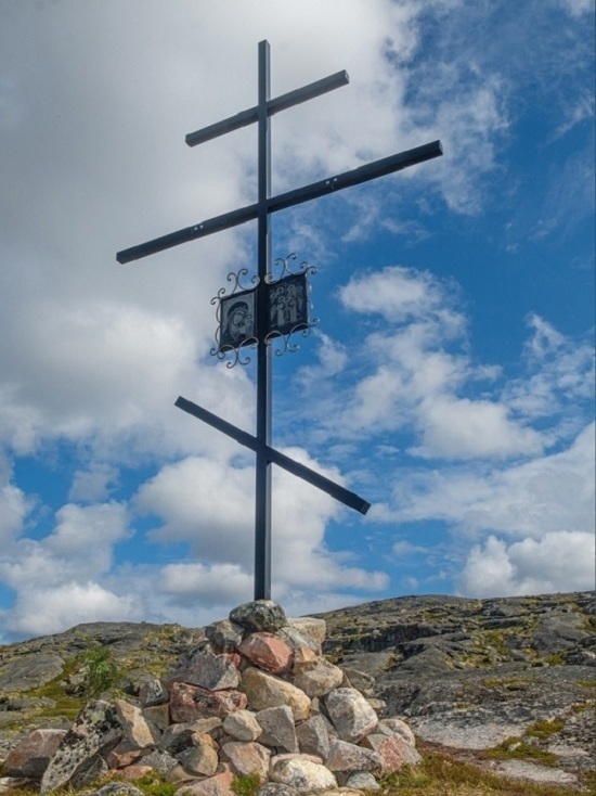 Новый поклонный крест взамен срубленного установлен на вершине Титовского перевала
