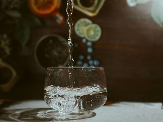 Потолстеть от воды: врачи предупредили об опасности запивания еды