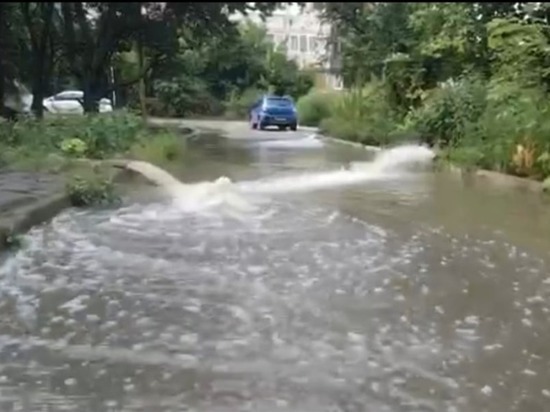 Побережье Кубани продолжает заливать дождём