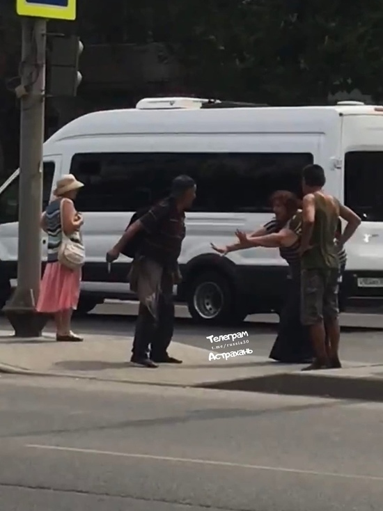 В Астрахани мужчина бросался на прохожих с ножом