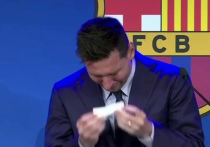 В Интернете появилось объявление о продаже бумажной салфетки, которой вытер слезы футболист сборной Аргентины Лионель Месси на прощальной пресс-конференции, посвященной его уходу из «Барселоны»