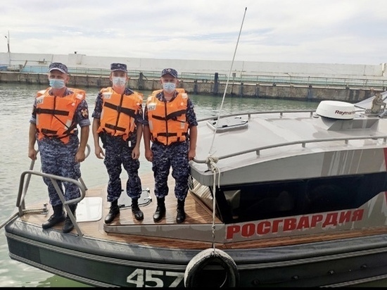 Двух туристок из Ростова спасли в море во время шторма в Крыму