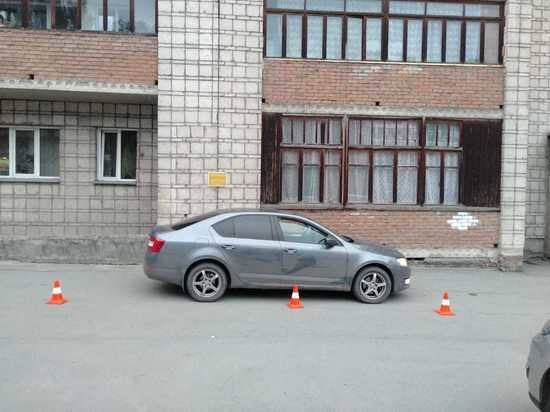 Водитель Skoda Octavia сбил 12-летнего мальчика во дворе дома в Новосибирске