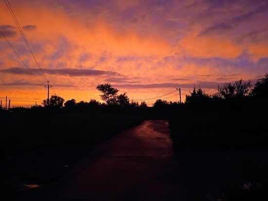 Дончане испугались красного неба вечером в пятницу, 13-го: ФОТО