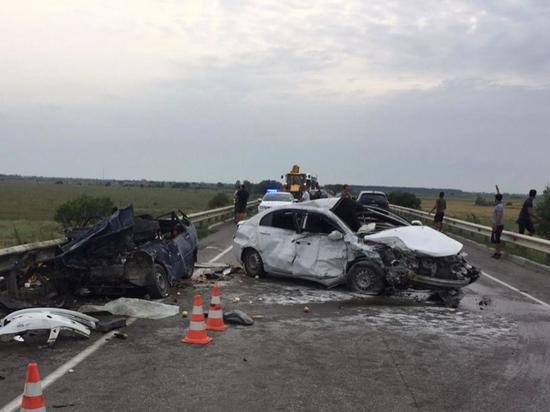 На донской трассе в лобовом ДТП погибли двое мужчин